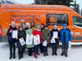 Учащиеся МБУ ДО ЦДТ (команда «Светофор») приняли участие в региональной профильной смене «Коворкинг по ПДД», которая прошла на базе ГАУДО ДООЦ «Сибирской сказке». 