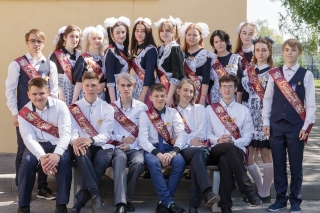 24 мая в 6 средних школах прозвенели «последние звонки» для 145 выпускников. 