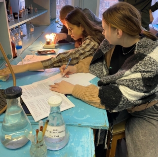 Оффлайн-занятие по химии в лаборатории университета